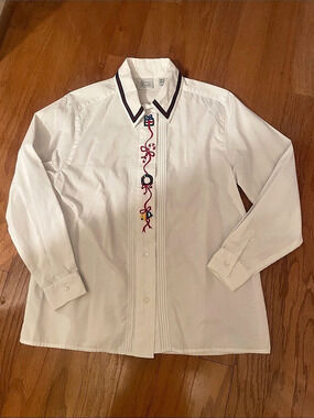 Laura Gayle Embroidered Button Down in White Size 10 Like New